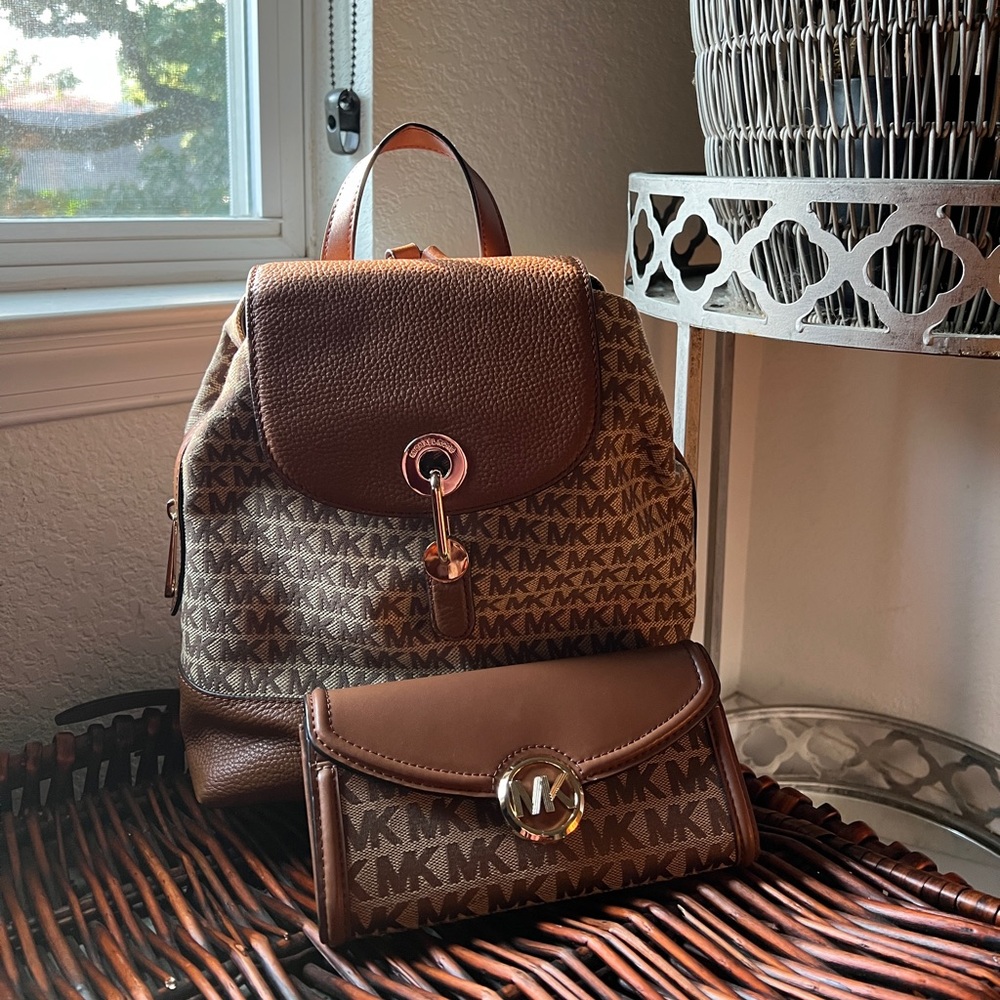 Michael Kors Logo backpack w/wallet